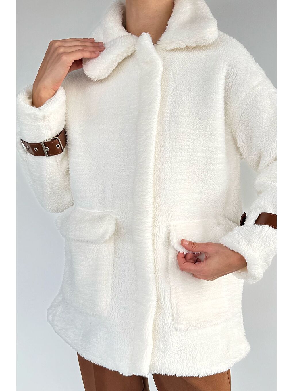 Ekru Kadın Çift Cepli Kollar Toka Detaylı Pelüş Mont-2