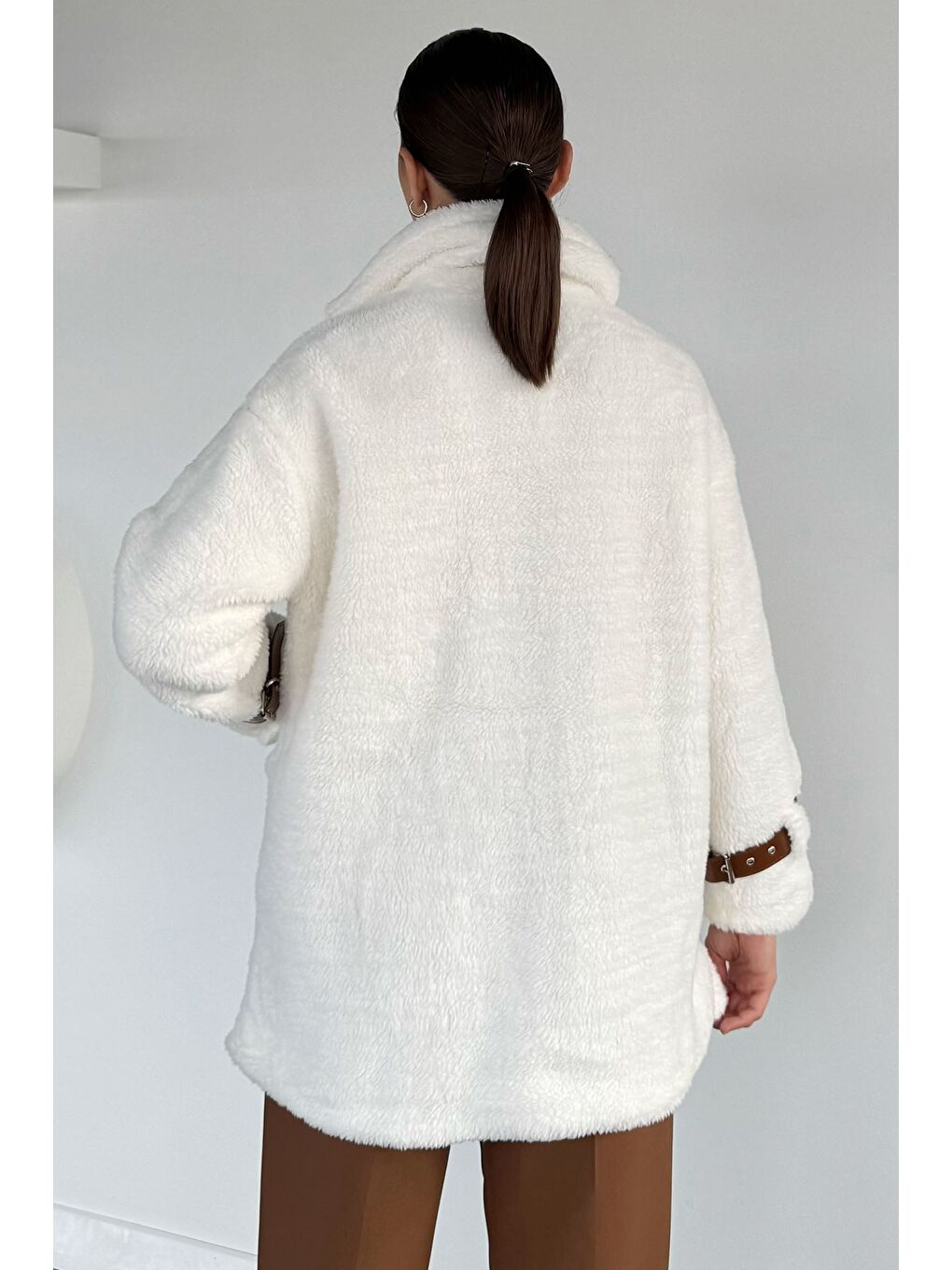 Ekru Kadın Çift Cepli Kollar Toka Detaylı Pelüş Mont-3