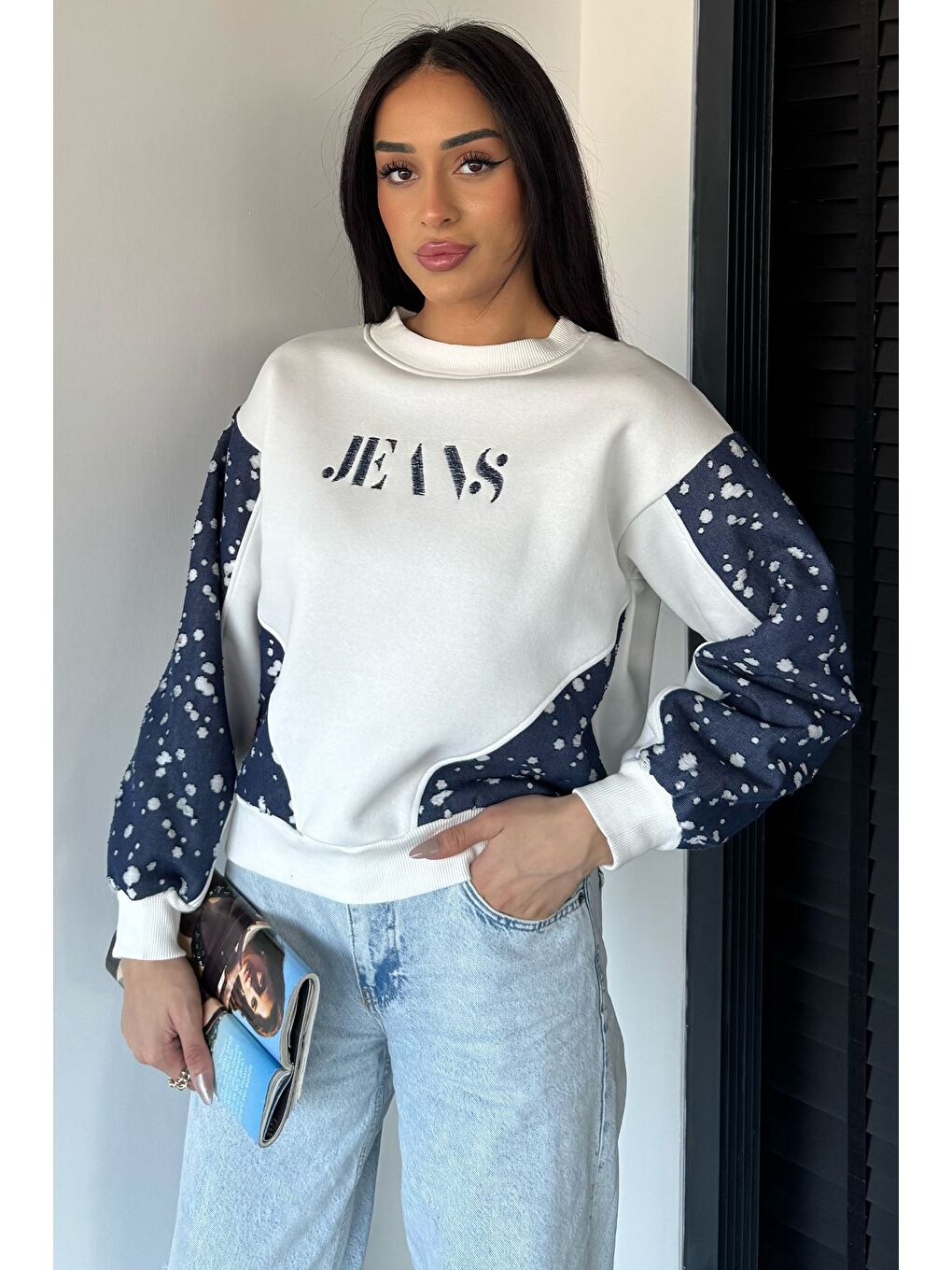 Ekru Kadın Bisiklet Yaka Ön Nakışlı Jean Garnili Şardonlu Sweatshirt-1