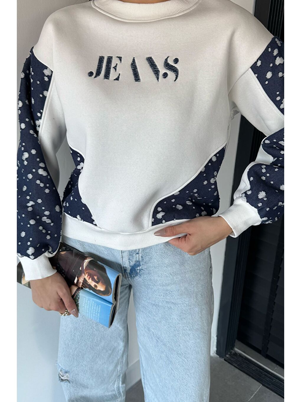 Ekru Kadın Bisiklet Yaka Ön Nakışlı Jean Garnili Şardonlu Sweatshirt-2