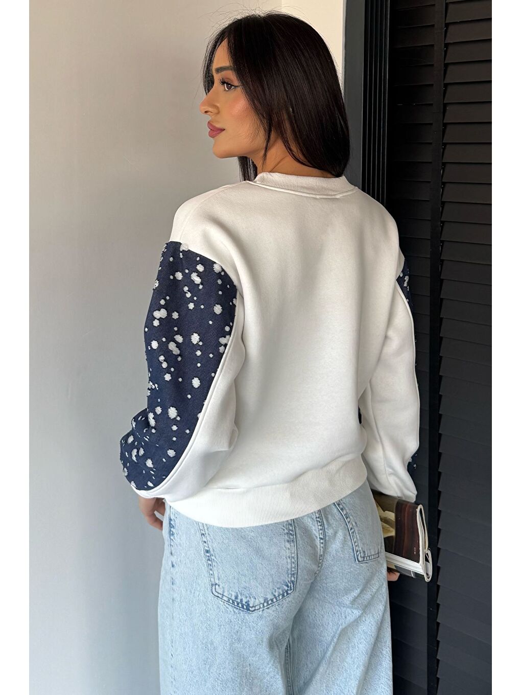 Ekru Kadın Bisiklet Yaka Ön Nakışlı Jean Garnili Şardonlu Sweatshirt-3