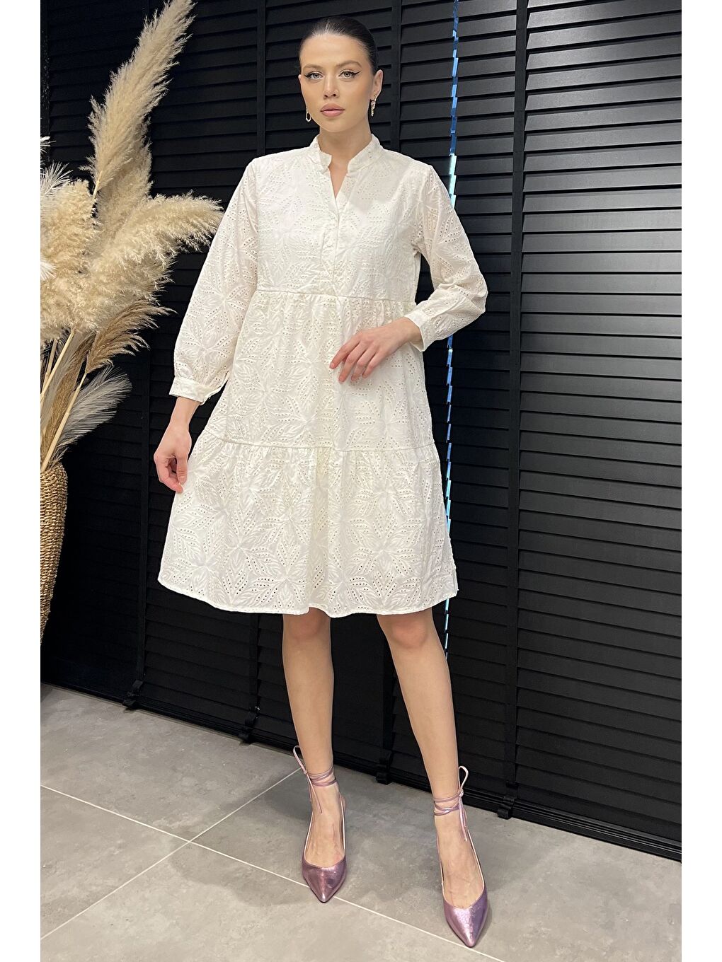 Bej Yarım Düğmeli Güpürlü Kadın Elbise