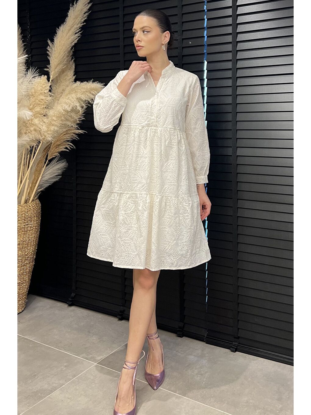 Bej Yarım Düğmeli Güpürlü Kadın Elbise-1