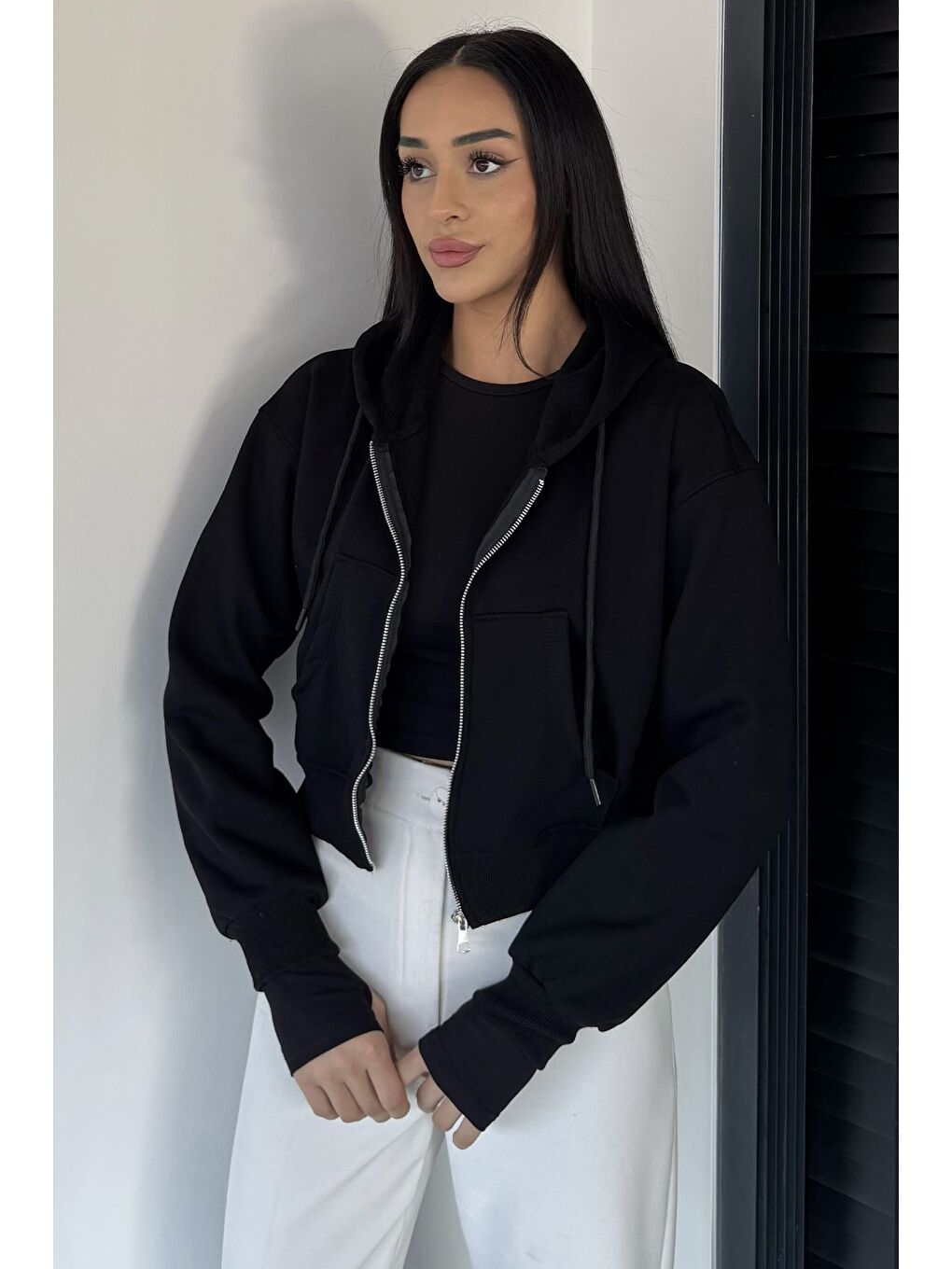 Siyah Kadın Kapüşonlu Şardonlu Ön Fermuarlı Crop Top Sweatshirt-1