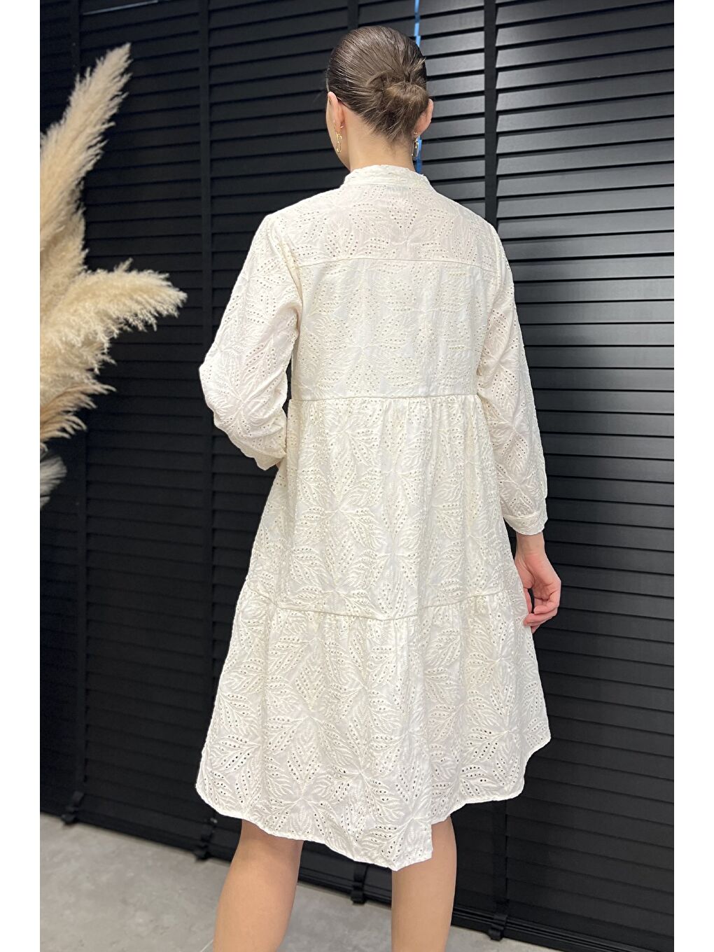 Bej Yarım Düğmeli Güpürlü Kadın Elbise-2