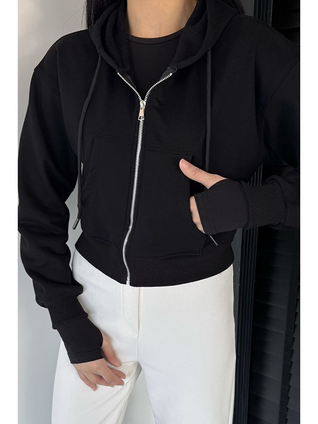 Siyah Kadın Kapüşonlu Şardonlu Ön Fermuarlı Crop Top Sweatshirt-2