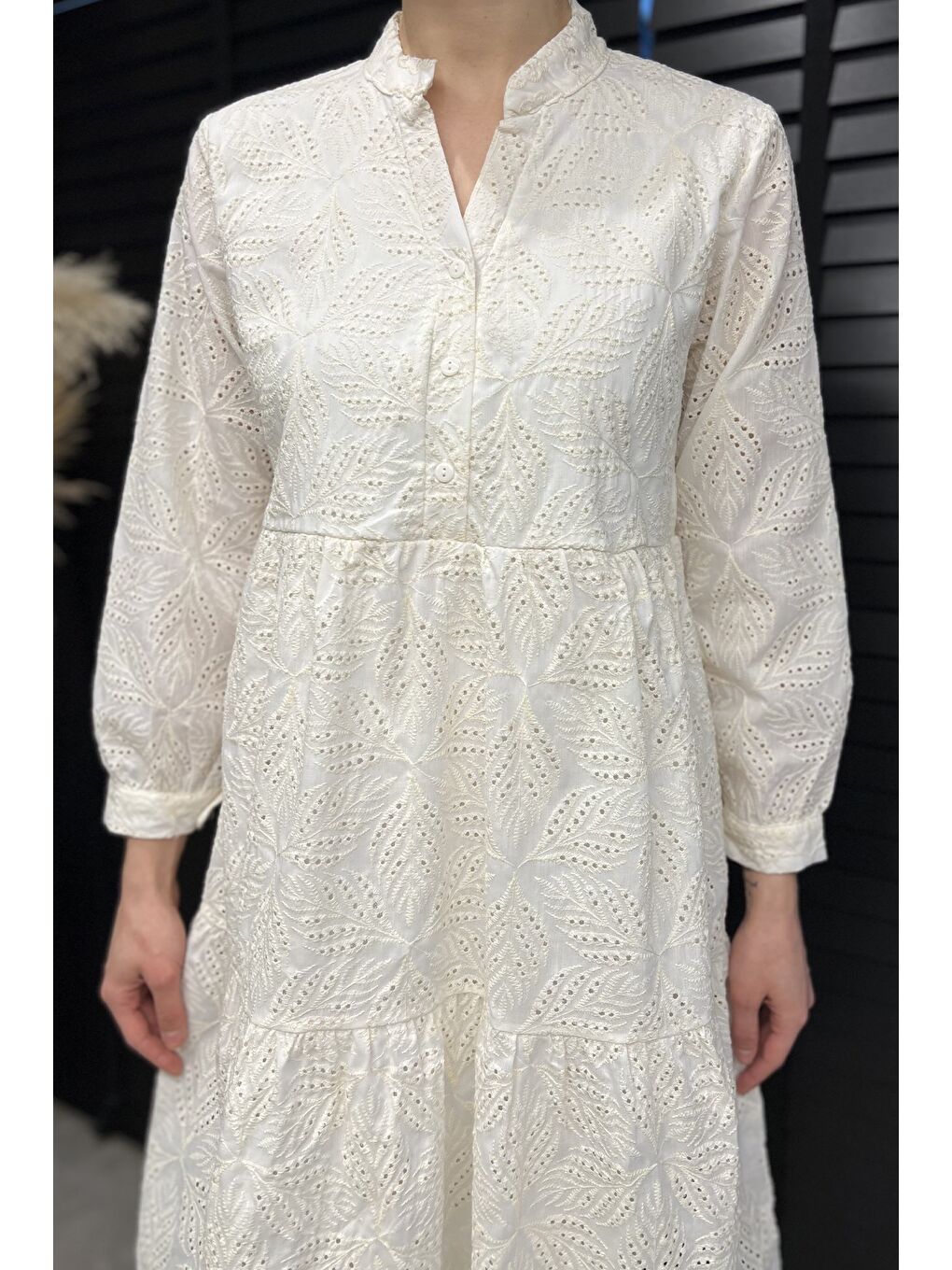 Bej Yarım Düğmeli Güpürlü Kadın Elbise-3