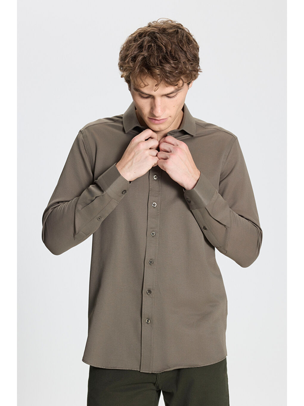 Erkek Haki Kolay Ütülenebilir Slim Fit Dar Kesim İtalyan Yaka Armürlü Basic Gömlek-2