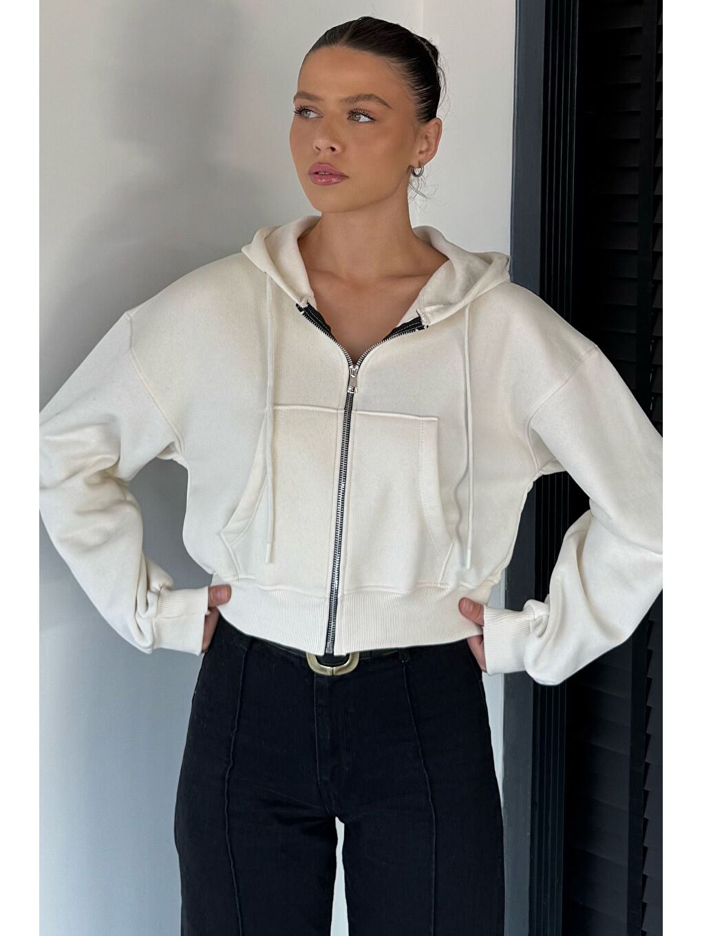 Ekru Kadın Kapüşonlu Şardonlu Ön Fermuarlı Crop Top Sweatshirt