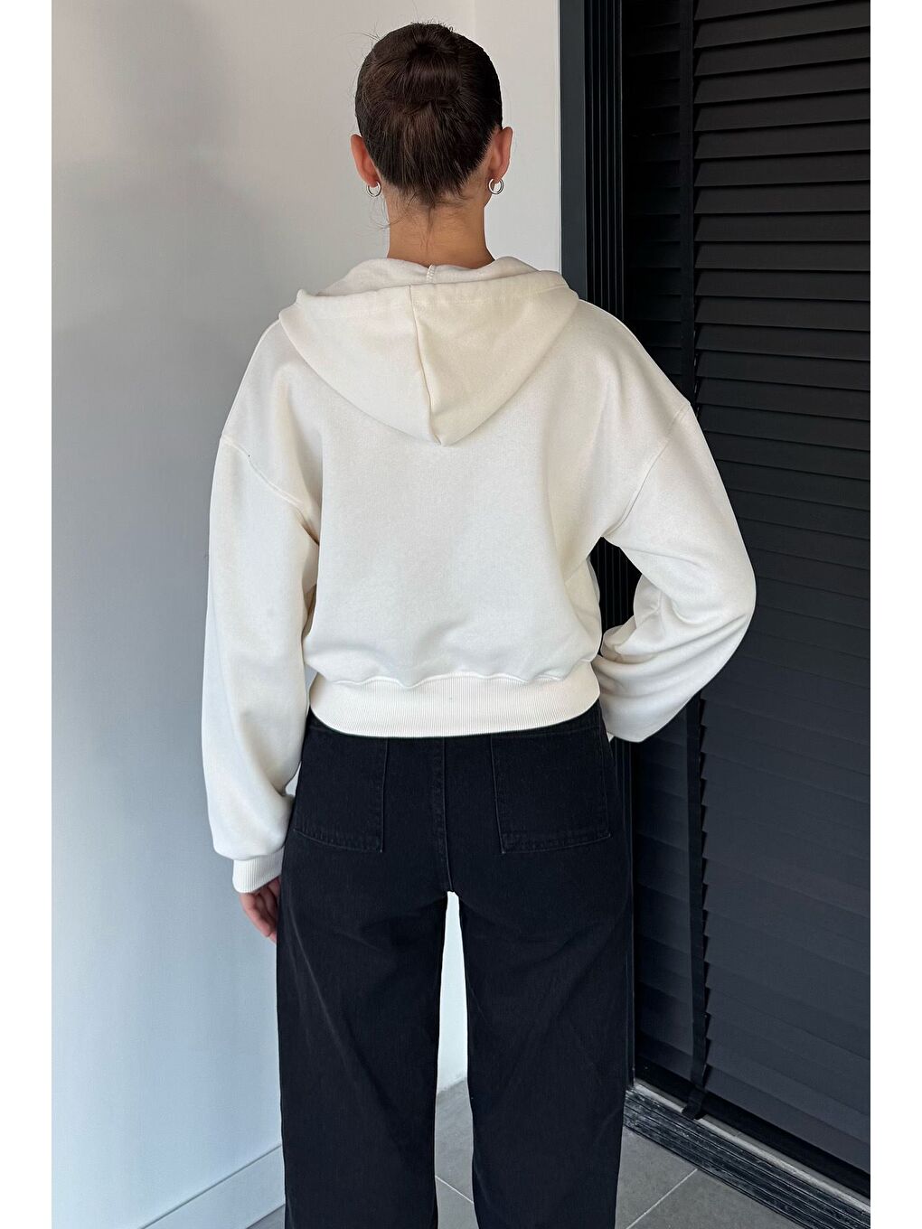 Ekru Kadın Kapüşonlu Şardonlu Ön Fermuarlı Crop Top Sweatshirt-3