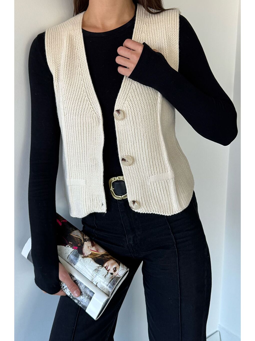 Ekru Kadın V Yaka Ön Düğmeli Triko Yelek-1