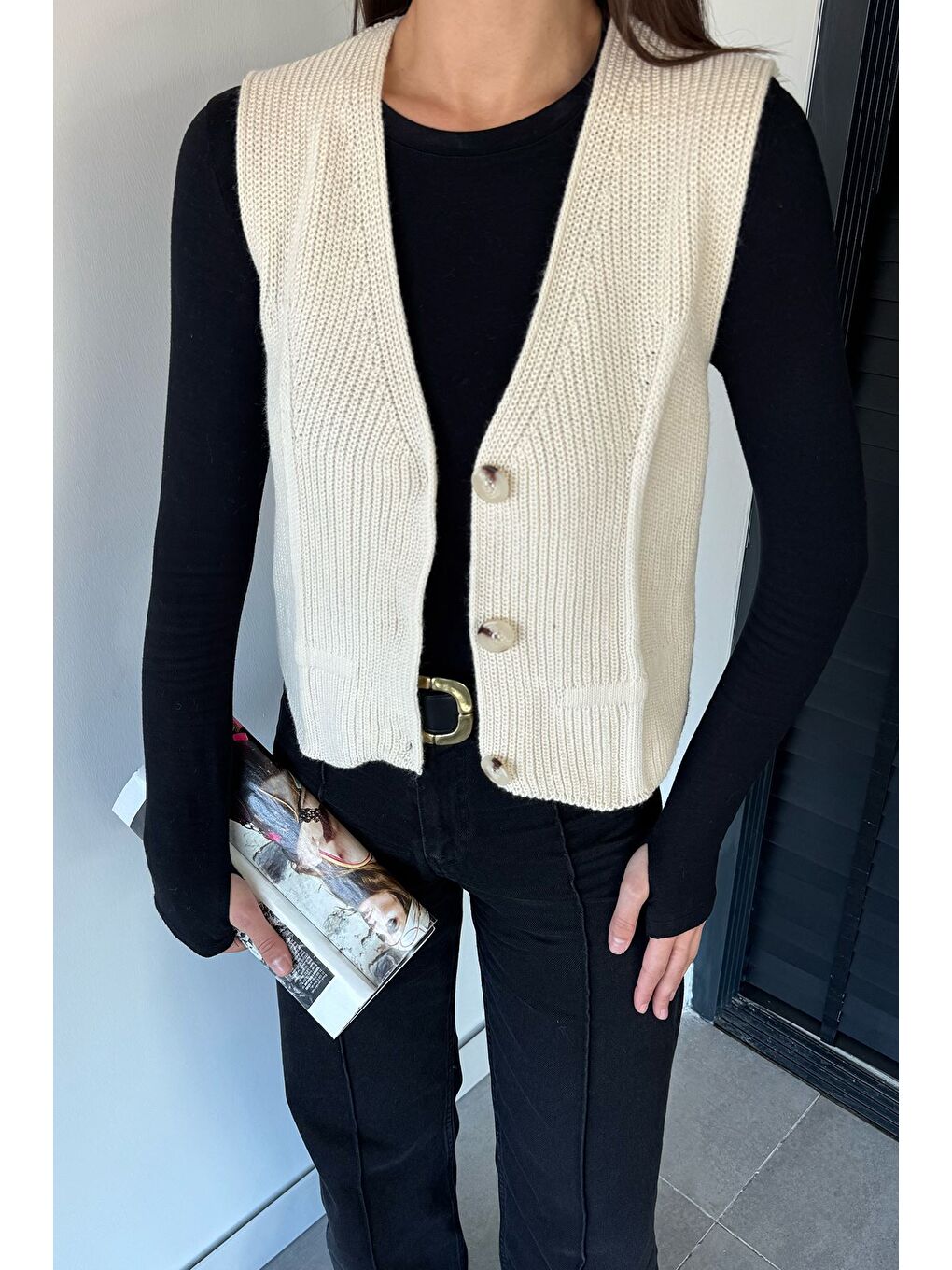 Ekru Kadın V Yaka Ön Düğmeli Triko Yelek-2