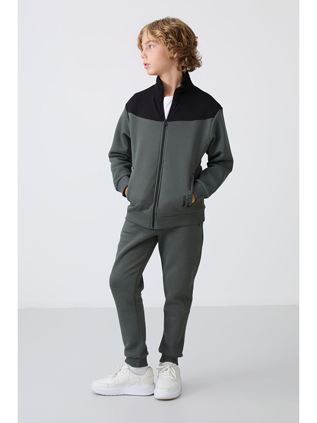 Haki Pamuklu Kalın İçi Tüylü Yumuşak Dokulu Standart Fit Nakışlı Erkek Çocuk Eşofman Takım - 11240