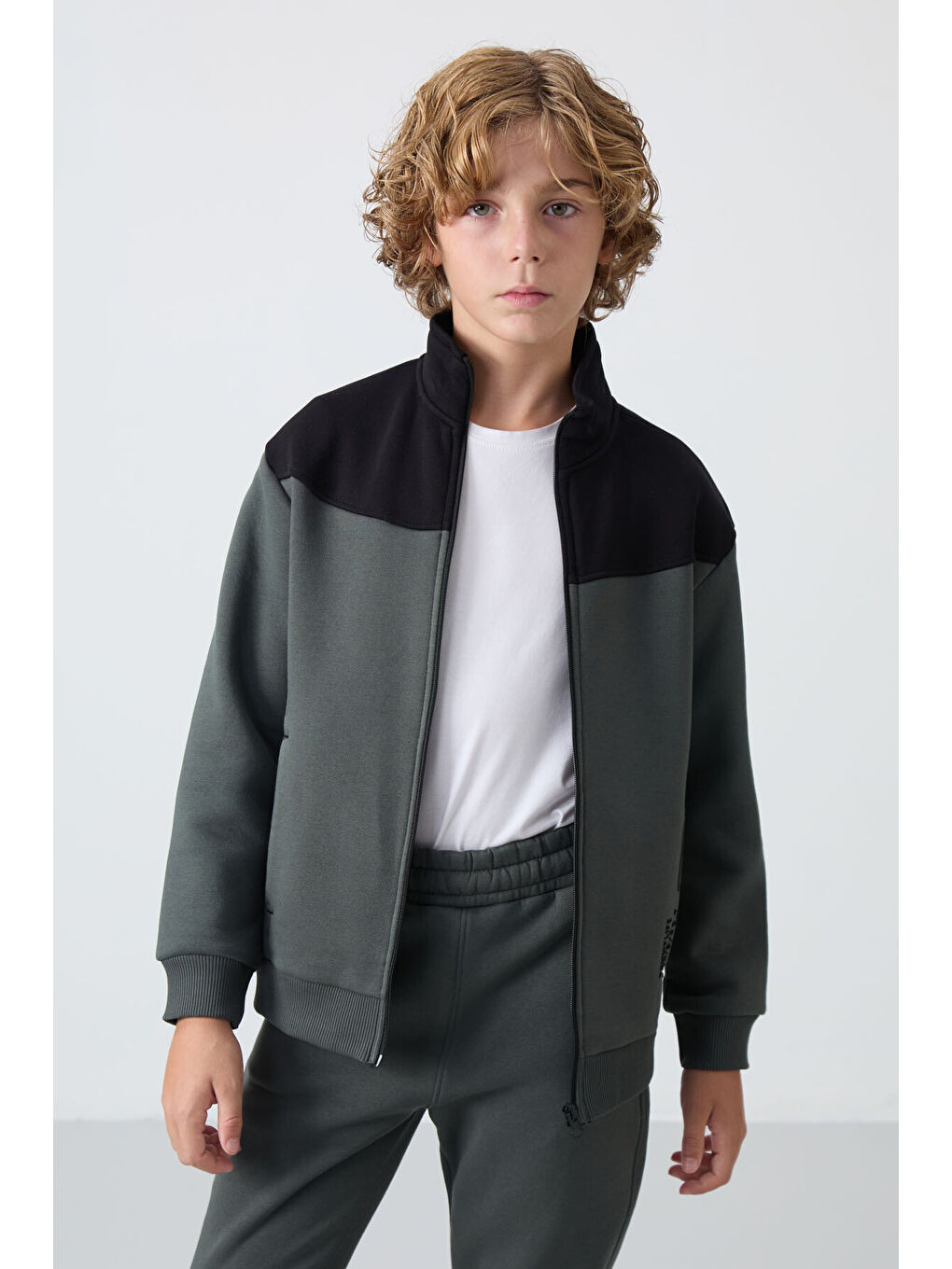 Haki Pamuklu Kalın İçi Tüylü Yumuşak Dokulu Standart Fit Nakışlı Erkek Çocuk Eşofman Takım - 11240-1