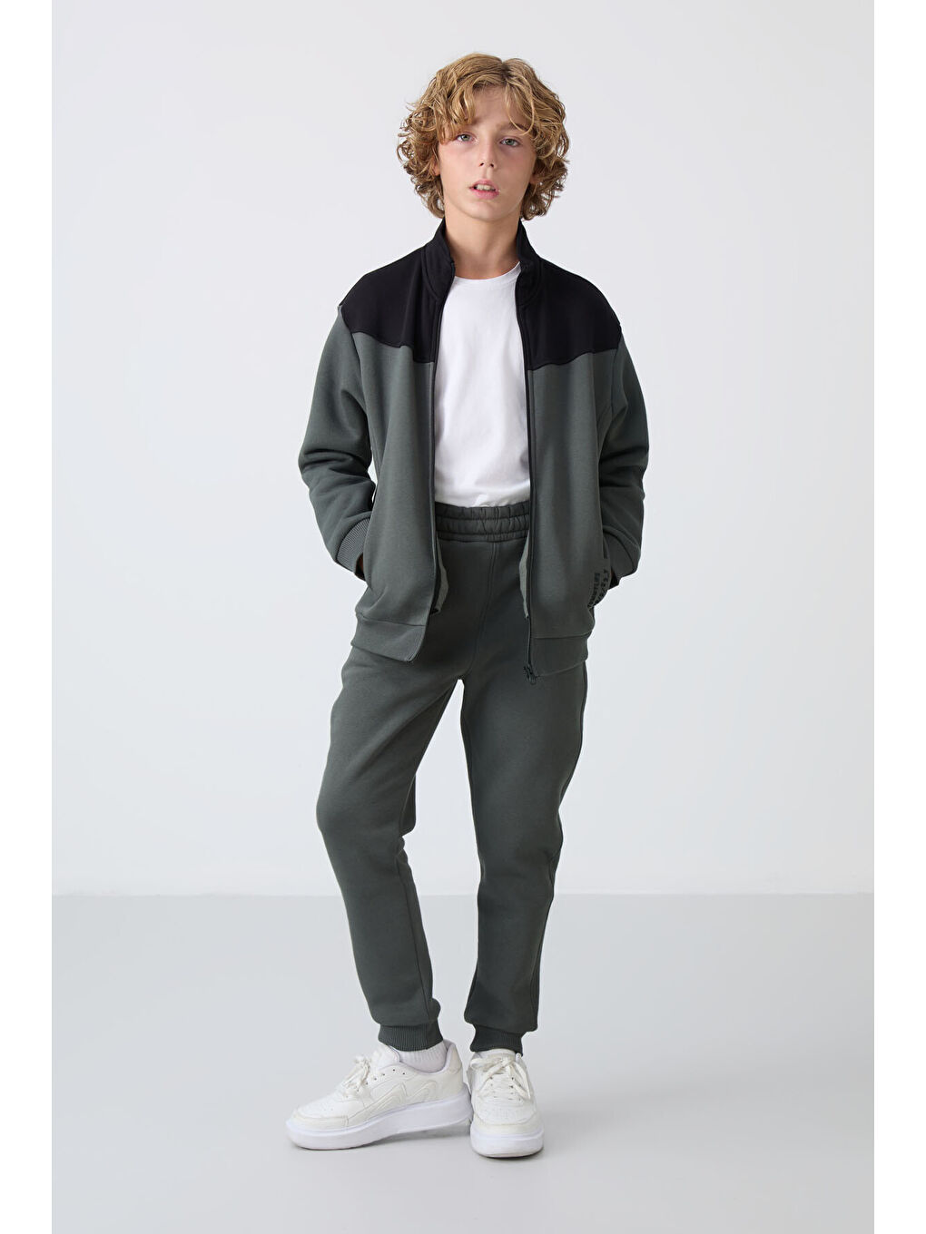 Haki Pamuklu Kalın İçi Tüylü Yumuşak Dokulu Standart Fit Nakışlı Erkek Çocuk Eşofman Takım - 11240-2