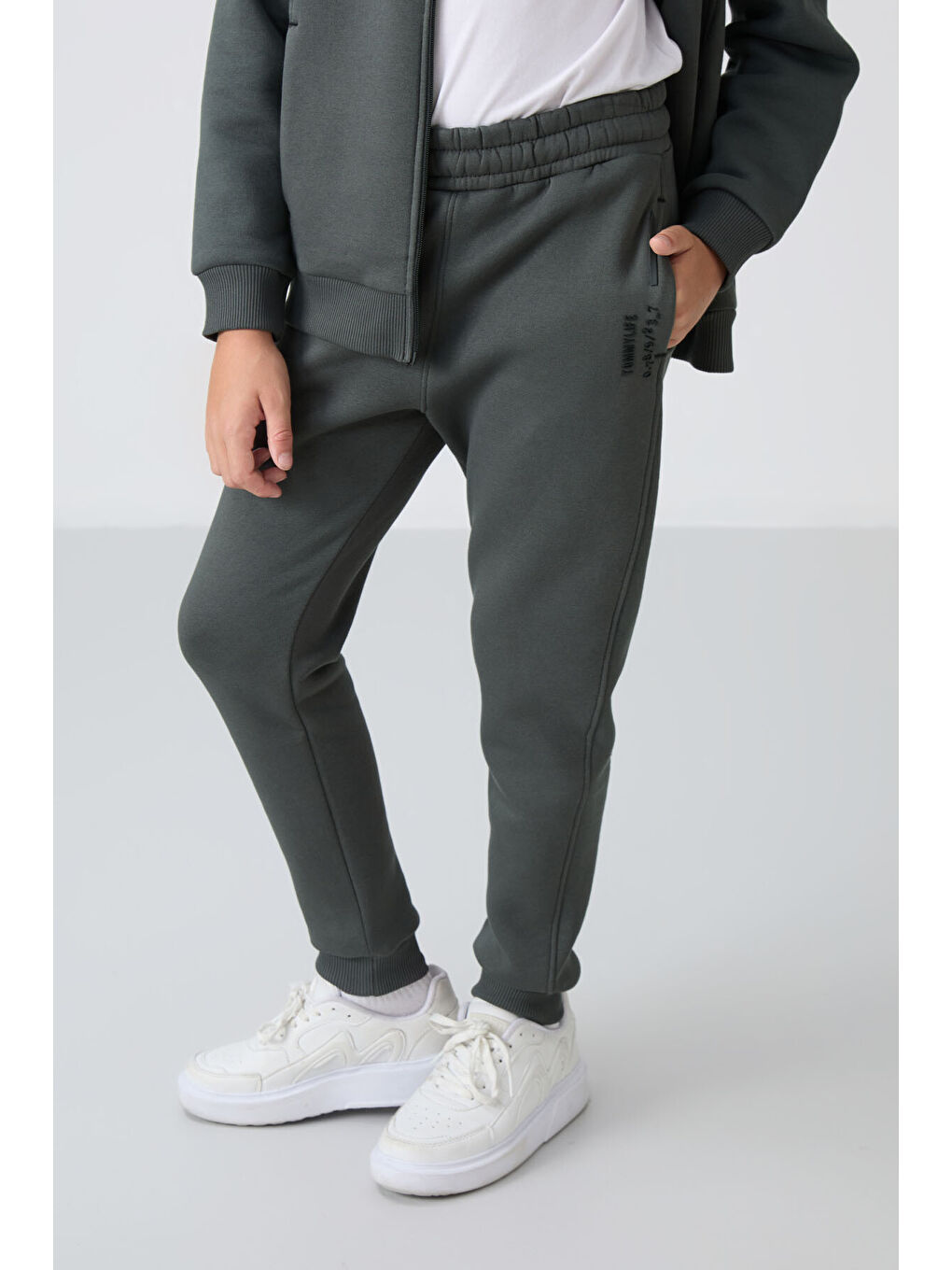 Haki Pamuklu Kalın İçi Tüylü Yumuşak Dokulu Standart Fit Nakışlı Erkek Çocuk Eşofman Takım - 11240-3