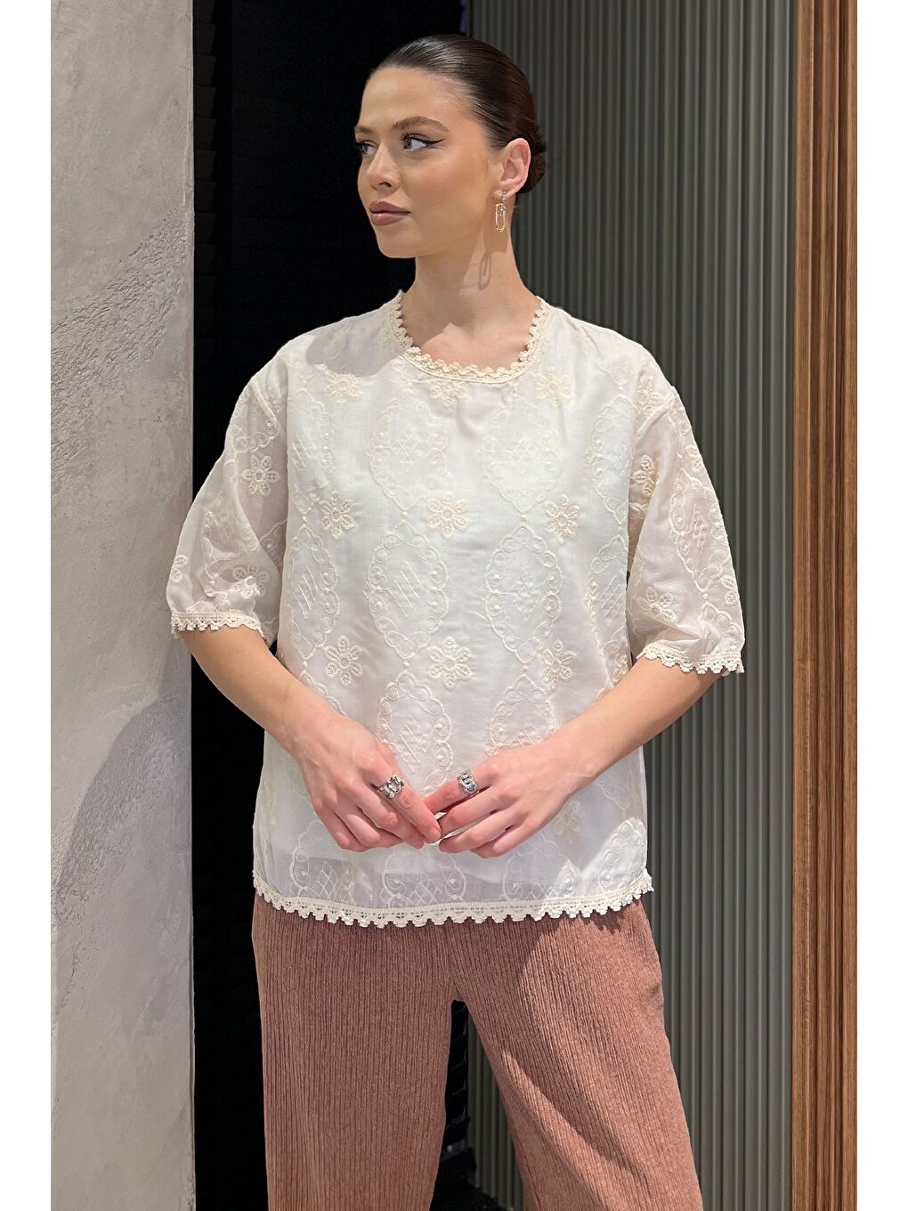 Ekru Astarlı Dantel İşlemeli Yarım Kol Keten Bluz-1