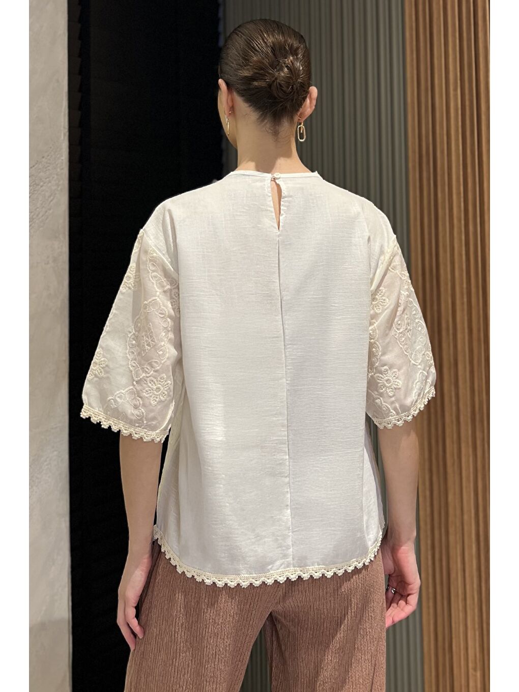 Ekru Astarlı Dantel İşlemeli Yarım Kol Keten Bluz-2