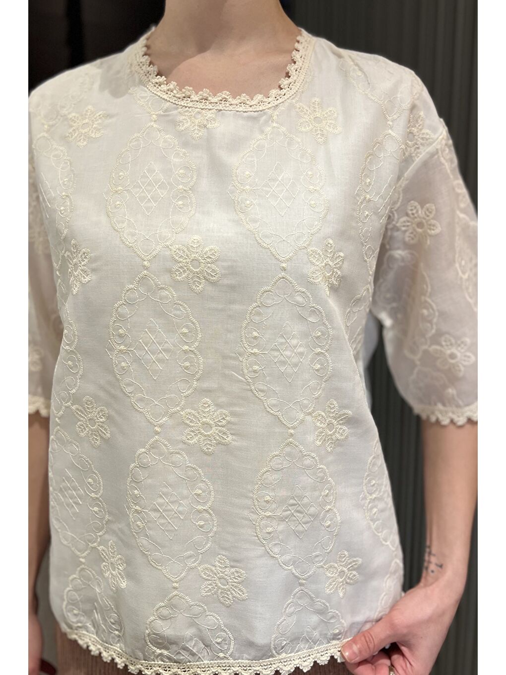 Ekru Astarlı Dantel İşlemeli Yarım Kol Keten Bluz-3