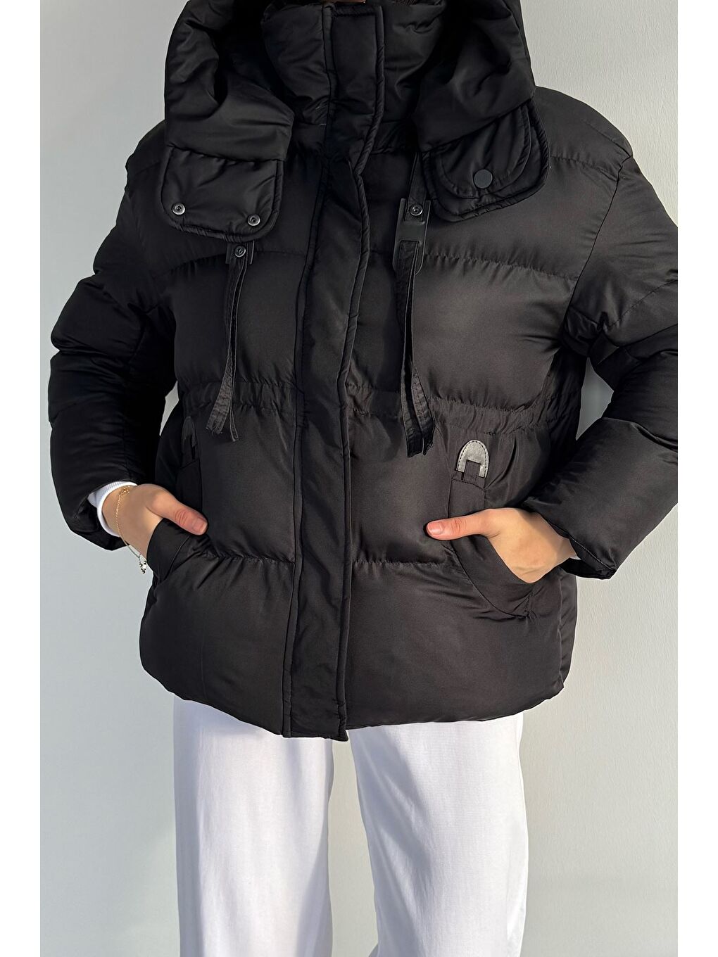Siyah Kadın Kapüşonlu Fermuarlı Ve Çıtçıtlı Şişme Mont-1