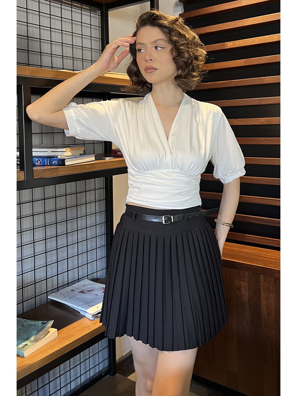 Ekru Kadın V Yaka Büzgü Detaylı Crop Top Bluz