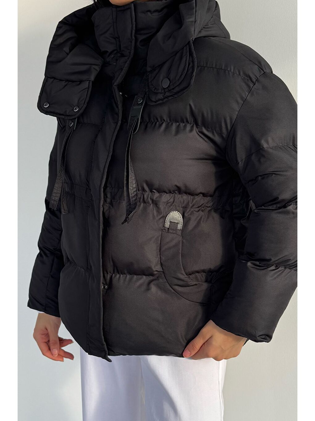 Siyah Kadın Kapüşonlu Fermuarlı Ve Çıtçıtlı Şişme Mont-2