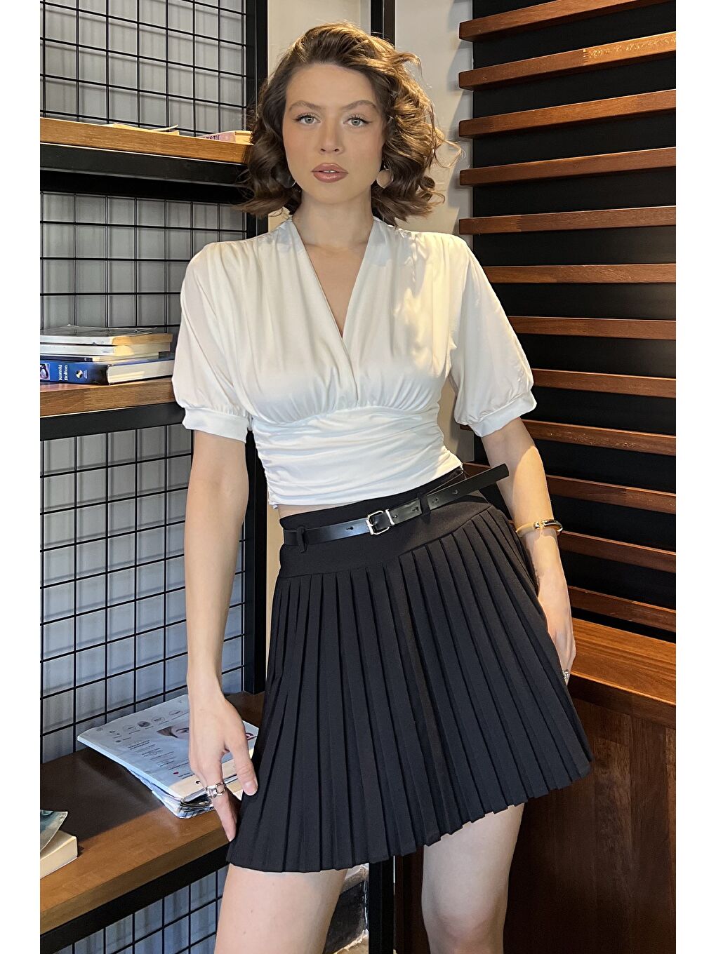 Ekru Kadın V Yaka Büzgü Detaylı Crop Top Bluz-1