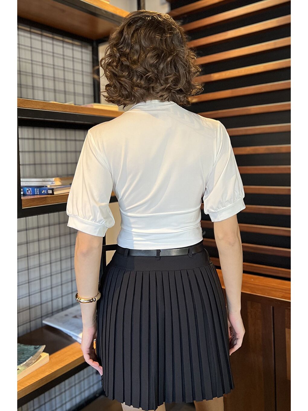 Ekru Kadın V Yaka Büzgü Detaylı Crop Top Bluz-2