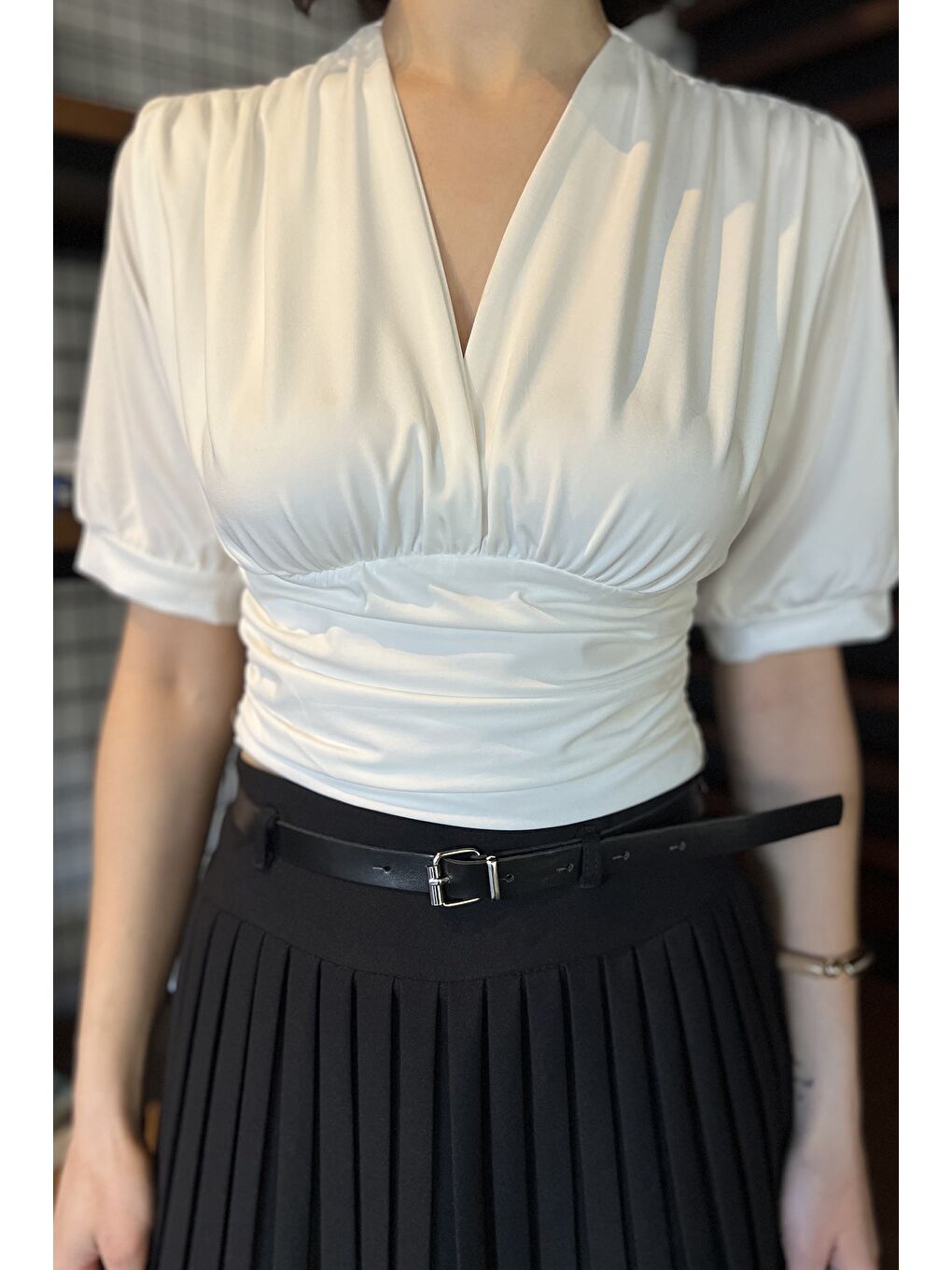 Ekru Kadın V Yaka Büzgü Detaylı Crop Top Bluz-3