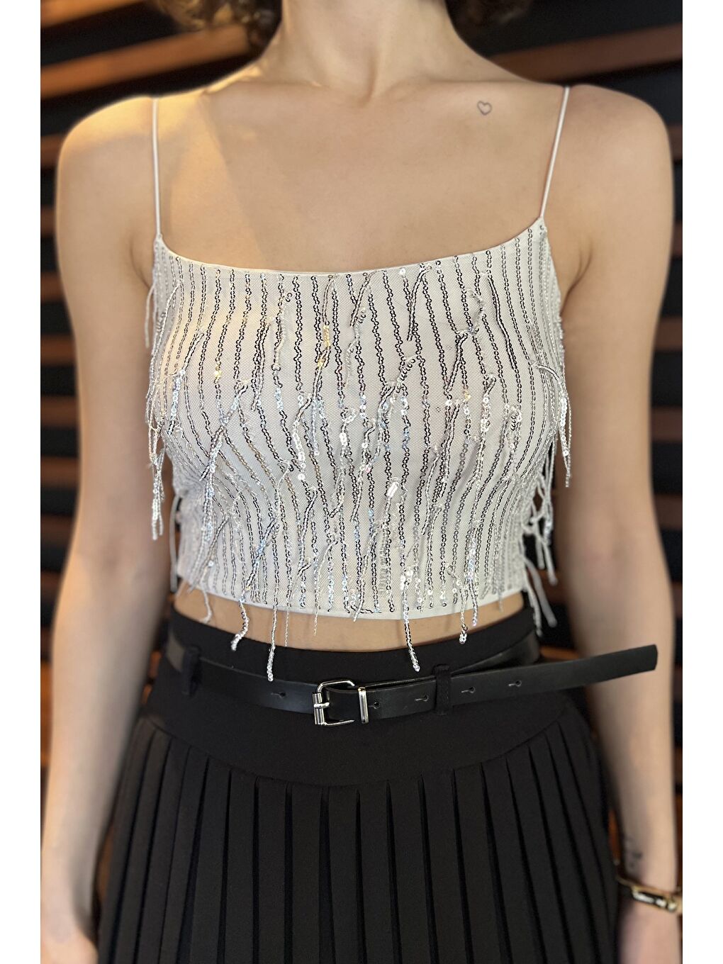 Beyaz Kadın İp Askılı Pul İşlemeli Crop Top Bluz-3