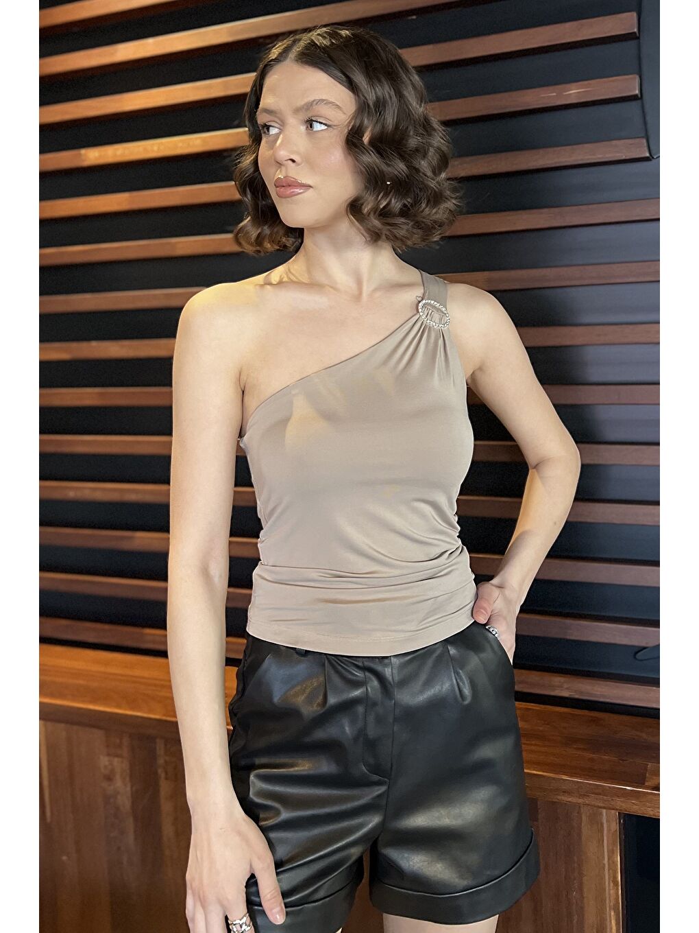 Bej Kadın Tek Omuz Elastanlı Tokalı Bluz