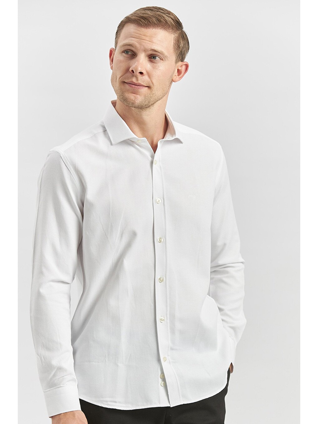 Beyaz Uzun Kol Kendinden Desenli Armürlü Yarım İtalyan Yaka Classic Slim Fit Gömlek 1004240250