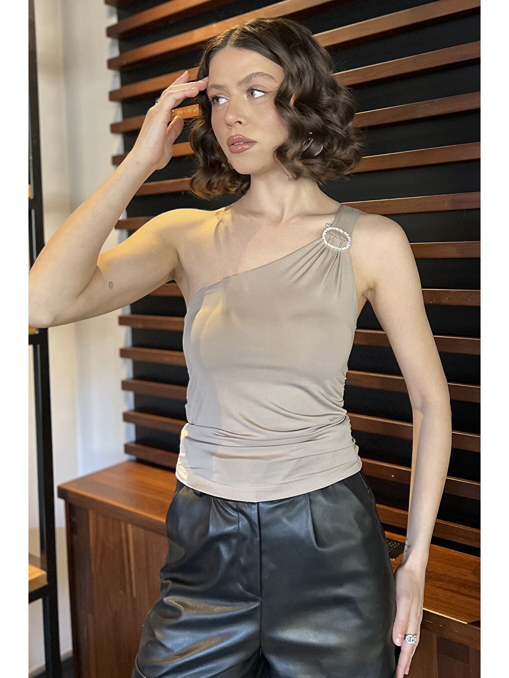 Bej Kadın Tek Omuz Elastanlı Tokalı Bluz-1