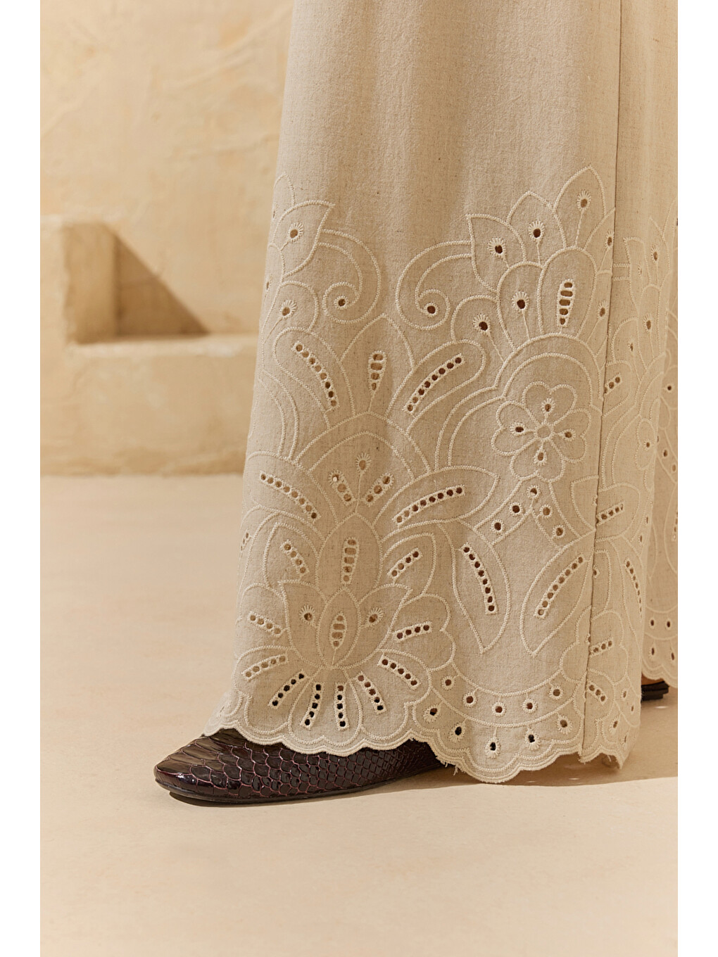 Siyah Renkli Paçası Brode Detaylı Pantolon-5