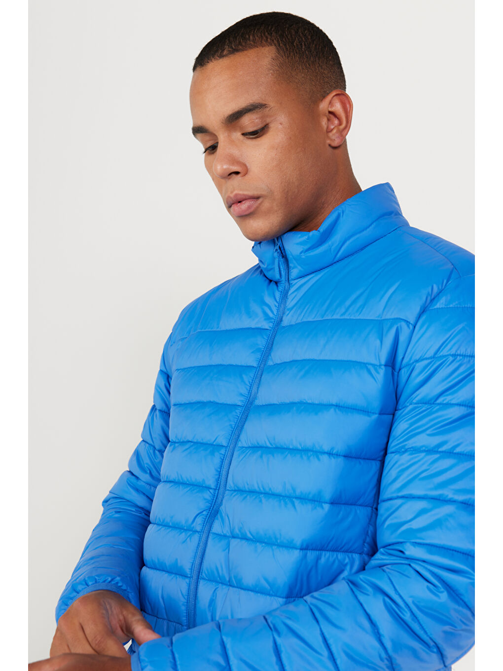 Erkek Mavi Standart Fit Normal Kesim Dik Yaka Ultra Hafif Elyaf Dolgulu Mont-3