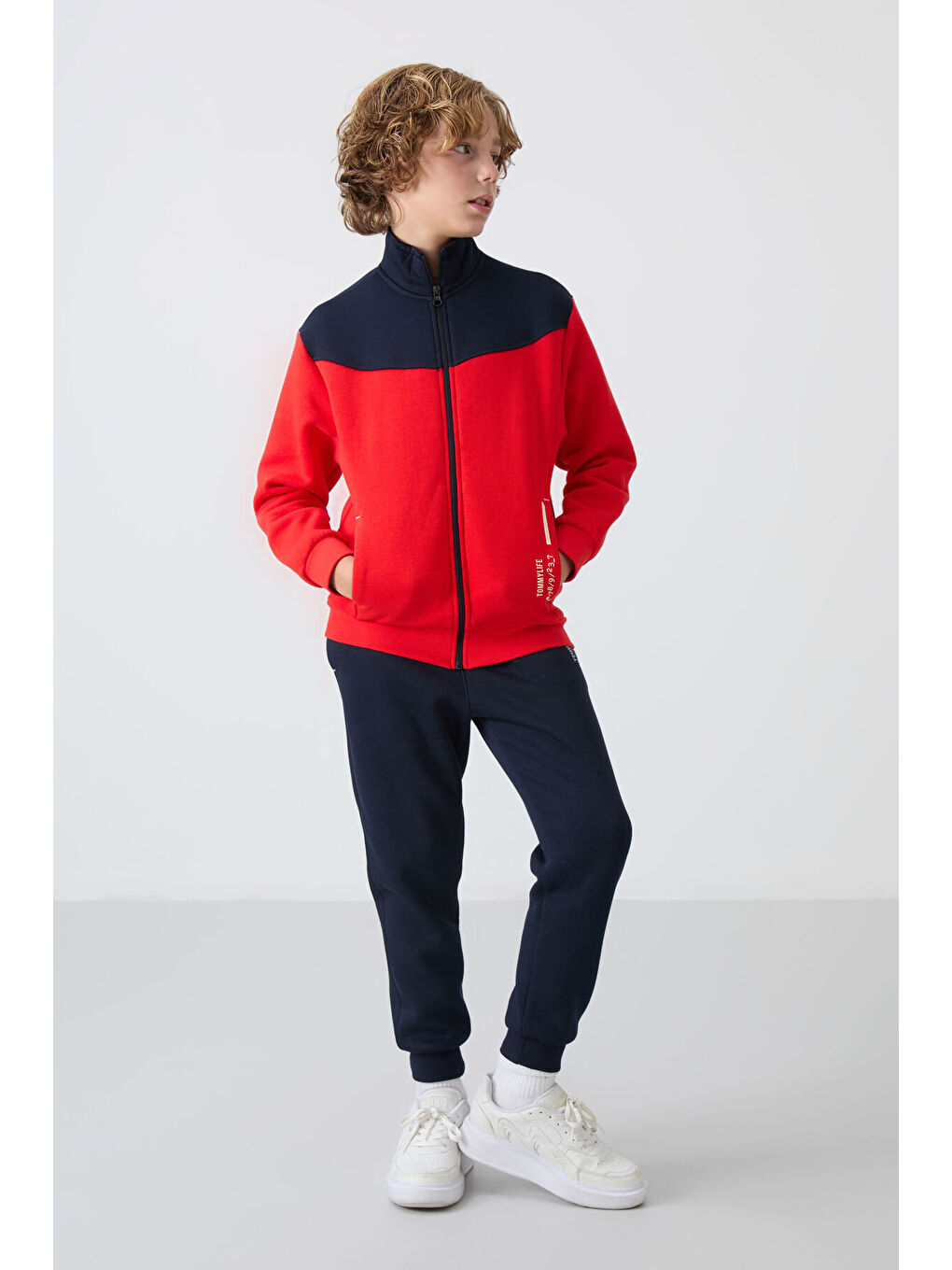 Kırmızı Fiesta-Lacivert Pamuklu Kalın İçi Tüylü Yumuşak Dokulu Standart Fit Nakışlı Erkek Çocuk Eşofman Tak-1