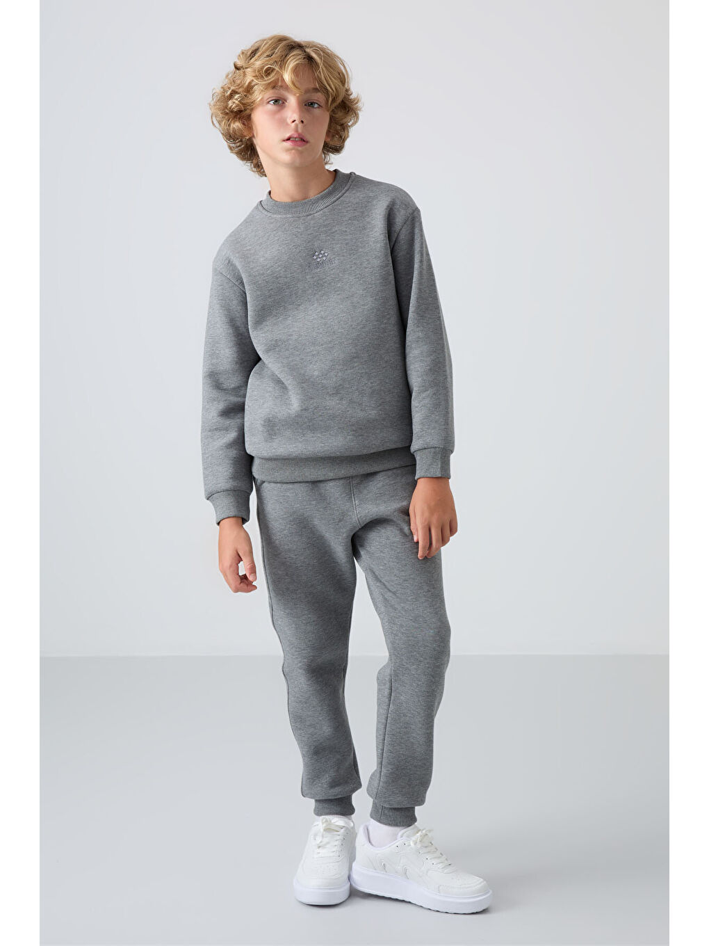 Gri Melanj Pamuklu Kalın İçi Tüylü Yumuşak Dokulu Standart Fit Nakışlı Erkek Çocuk Eşofman Takım -