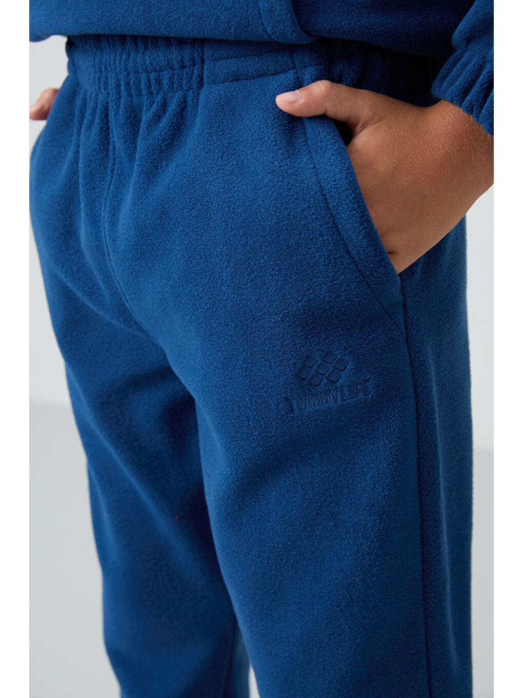 Mavi Parlament Kalın Yumuşak Dokulu Standart Fit Nakışlı Polar Erkek Çocuk Eşofman Alt - 11219-3