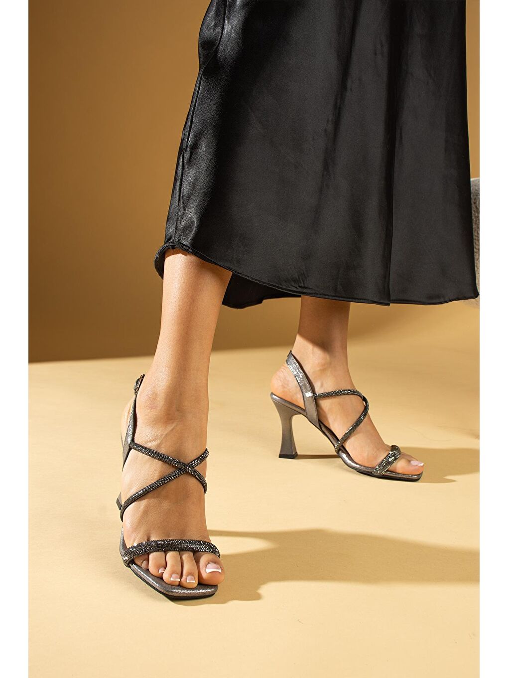 Gri Tek Bant Bilekte Tokalı Kadeh Topuklu Kadın Ayakkabı 012-371-24Sultan-2