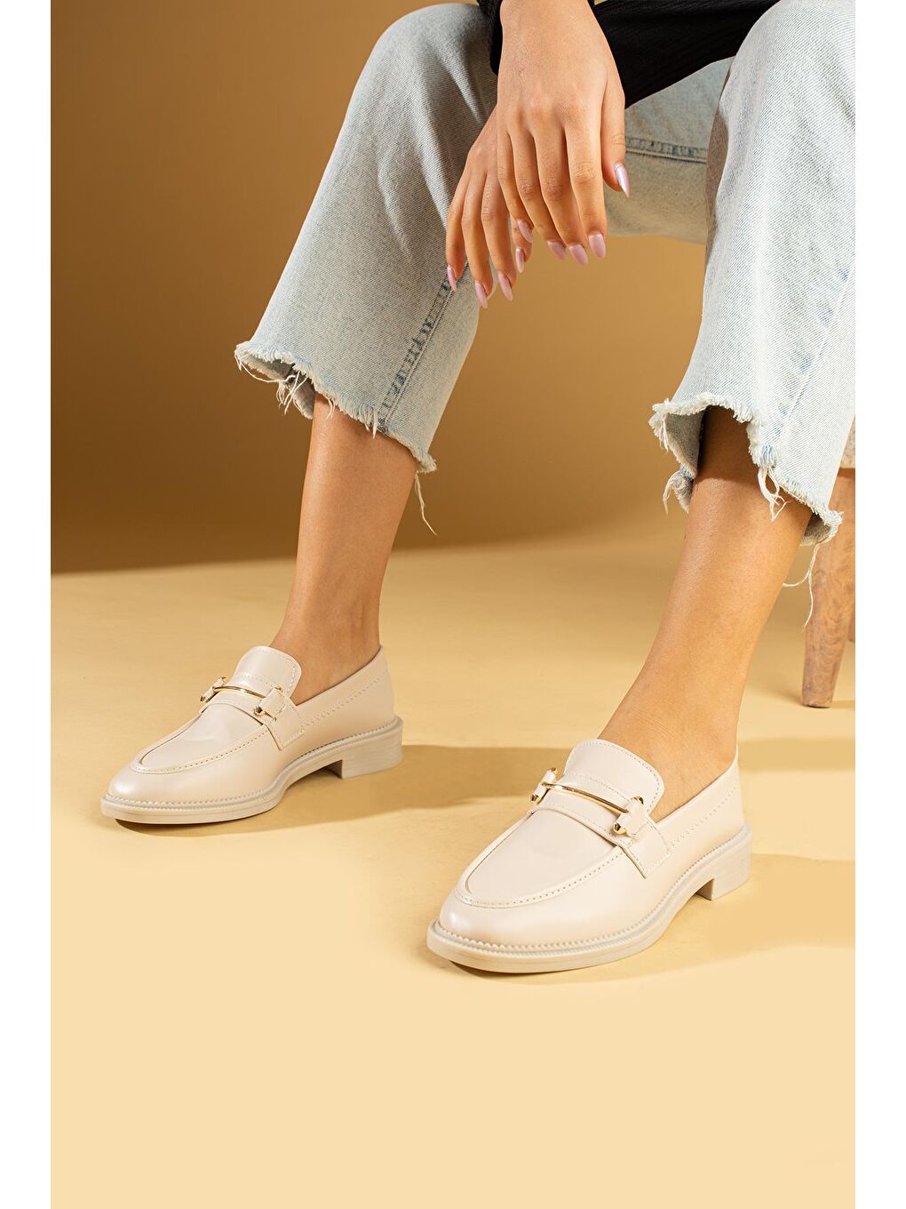 Bej Metal Aksesuarlı Rahat Kalıp Kadın Loafer Ayakkabı 024-786-24