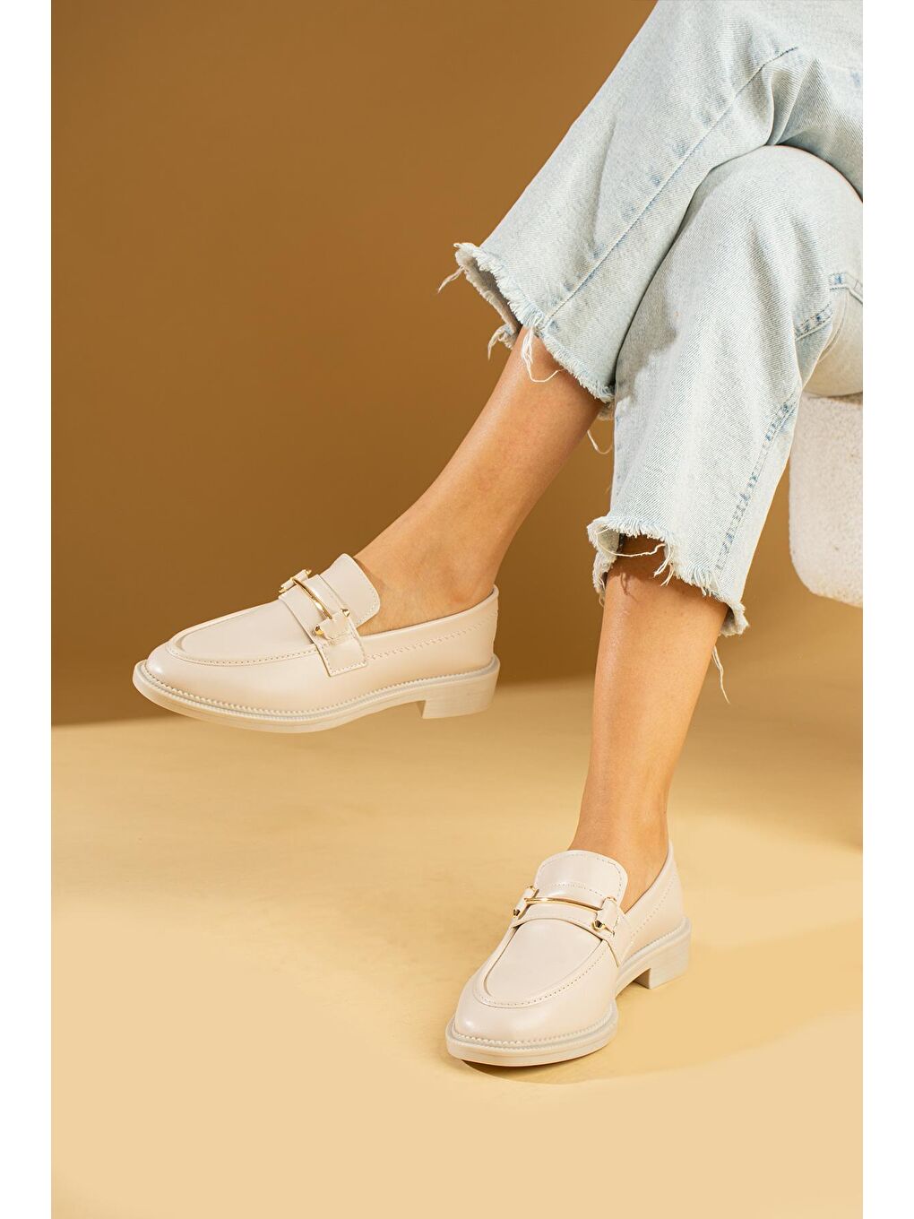 Bej Metal Aksesuarlı Rahat Kalıp Kadın Loafer Ayakkabı 024-786-24-1