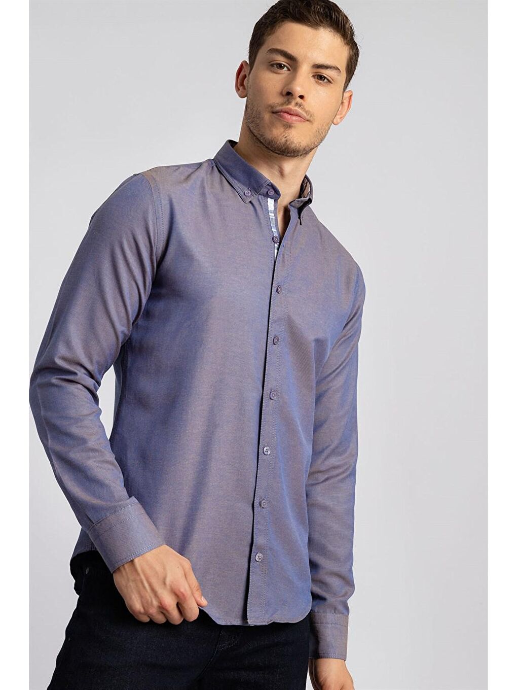 Erkek Slim Fit Dar Kesim Uzun Kollu Pamuklu Oxford Doku Kolay Ütülenebilir Mavi Düğmeli Yaka Gömlek