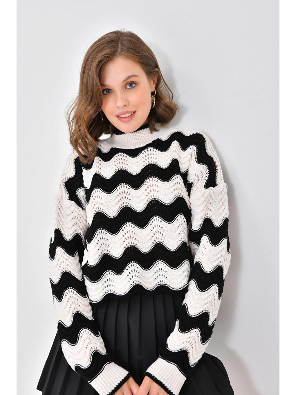 Siyah Örgü Detaylı Dik Yaka Triko Kazak