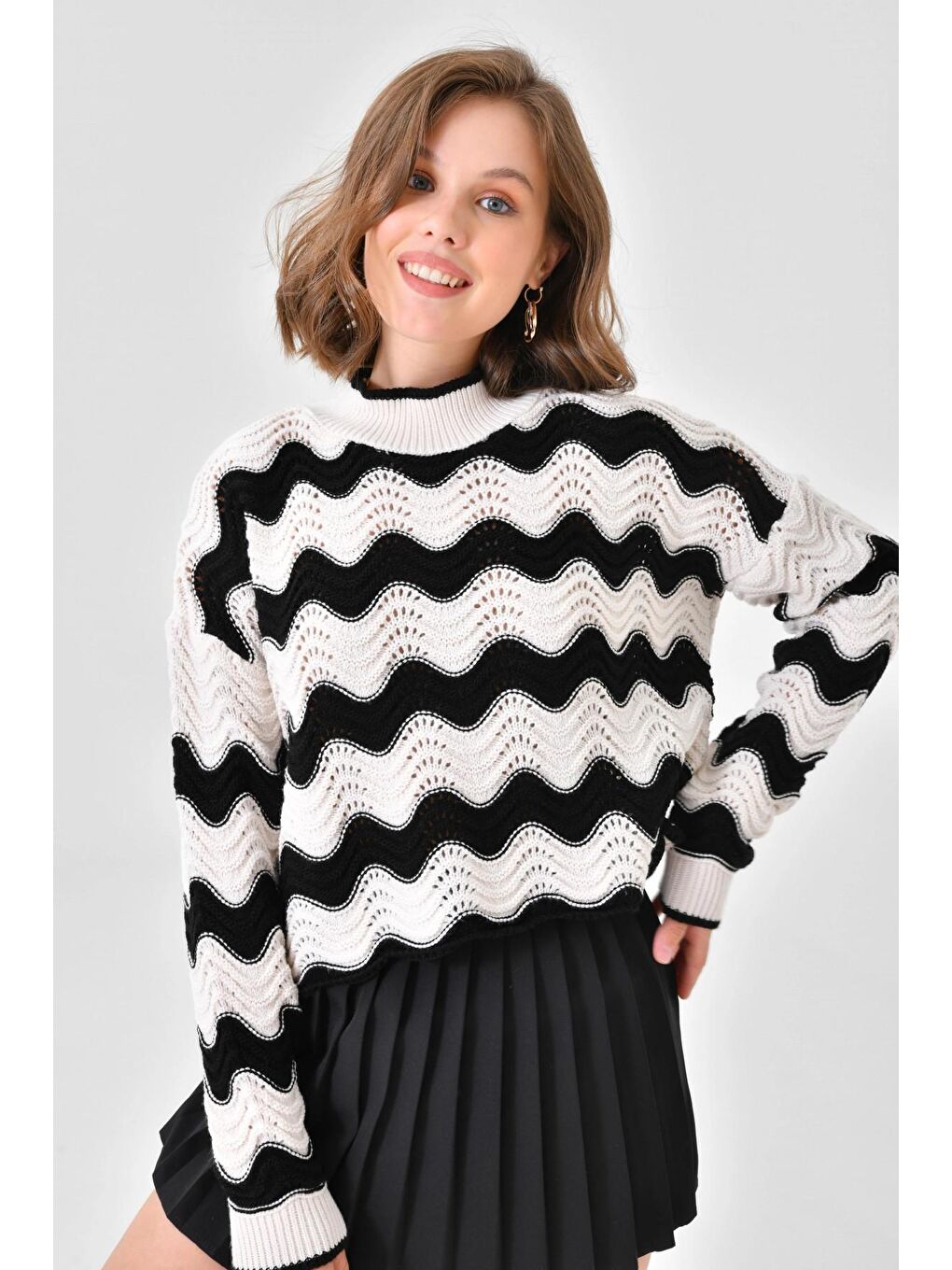 Siyah Örgü Detaylı Dik Yaka Triko Kazak-1