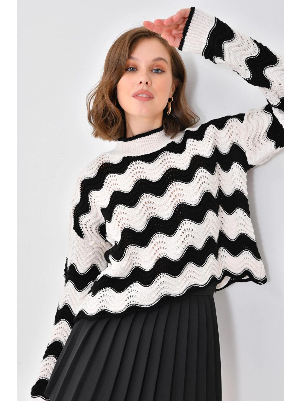 Siyah Örgü Detaylı Dik Yaka Triko Kazak-2