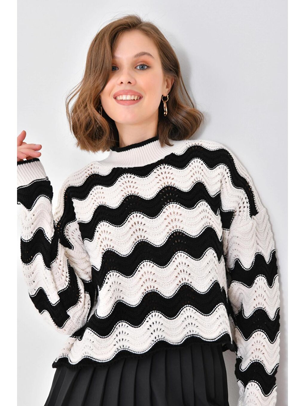Siyah Örgü Detaylı Dik Yaka Triko Kazak-3