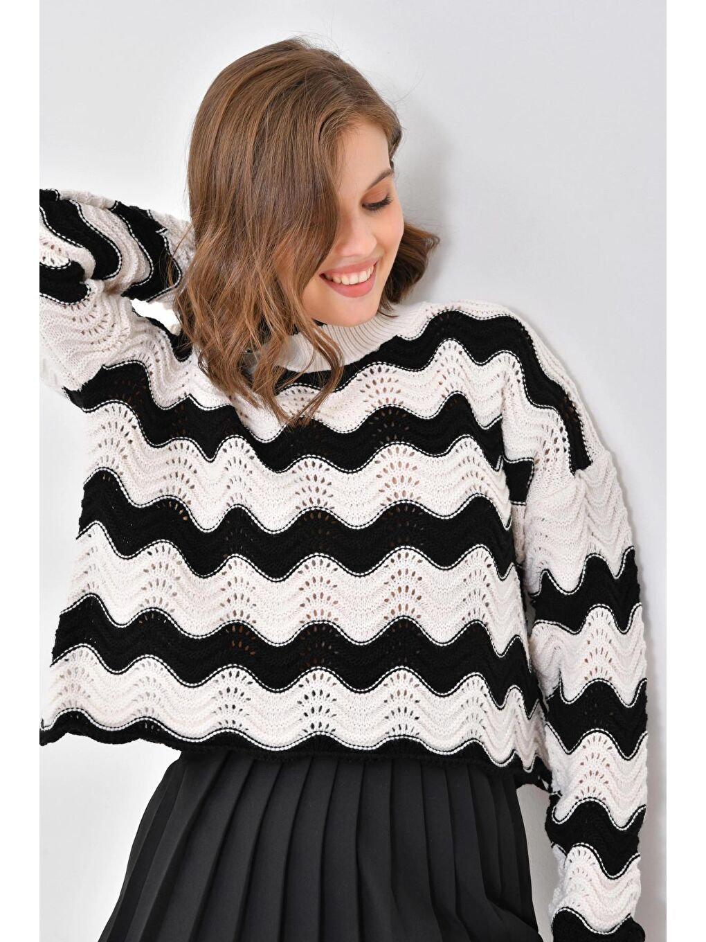 Siyah Örgü Detaylı Dik Yaka Triko Kazak-4
