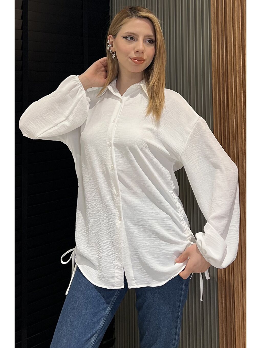 Ekru Yan Büzgülü Bağcıklı Kadın Gömlek-1