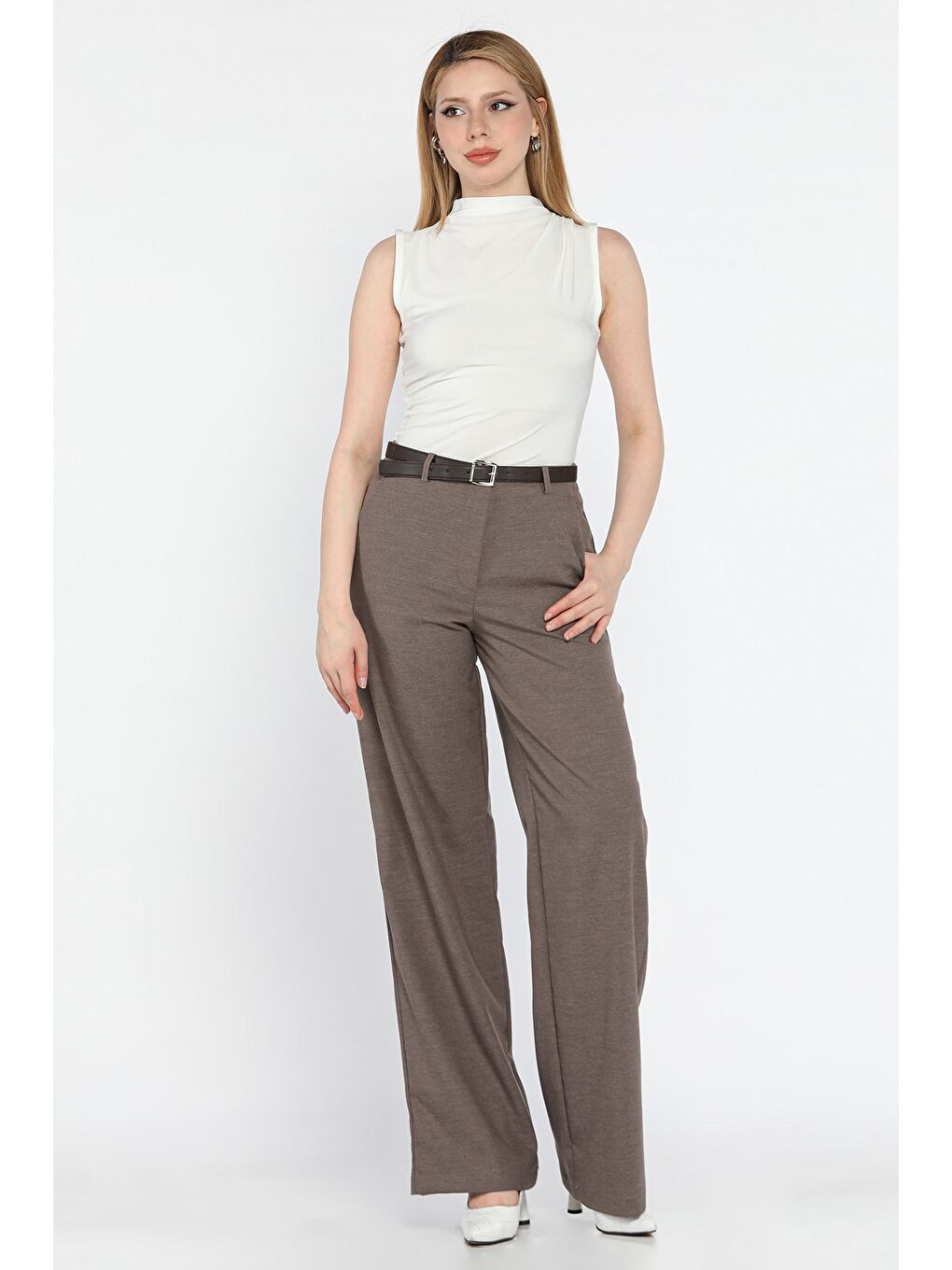 Bej Kadın Kemerli Bol Paça Pantolon