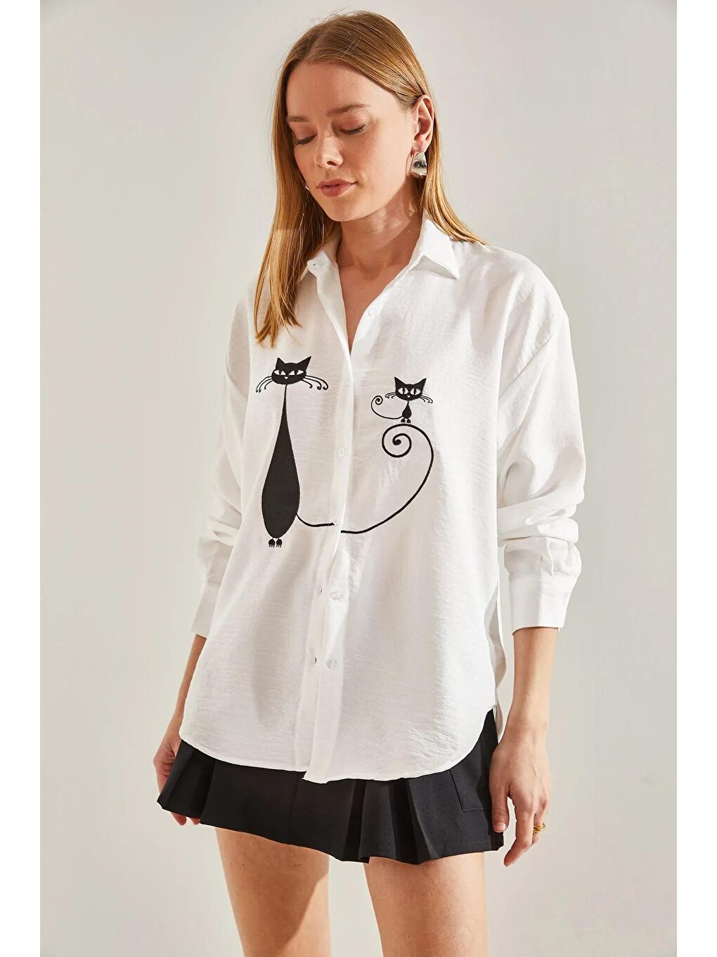 Beyaz Kadın Nakış İşlemeli Keten Görünümlü Gömlek-1